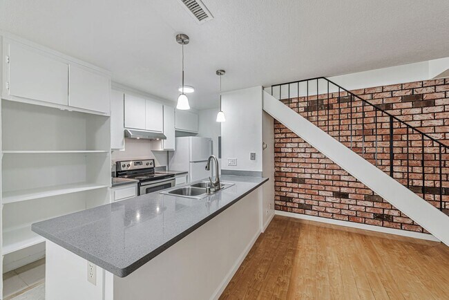Building Photo - 1359 Shawn Dr