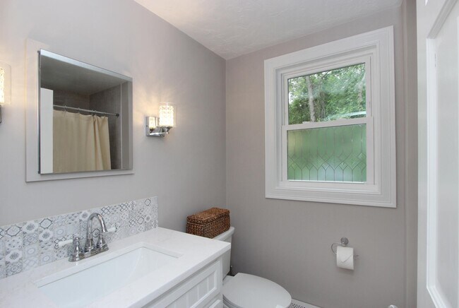 Building Photo - 2 Sanford St