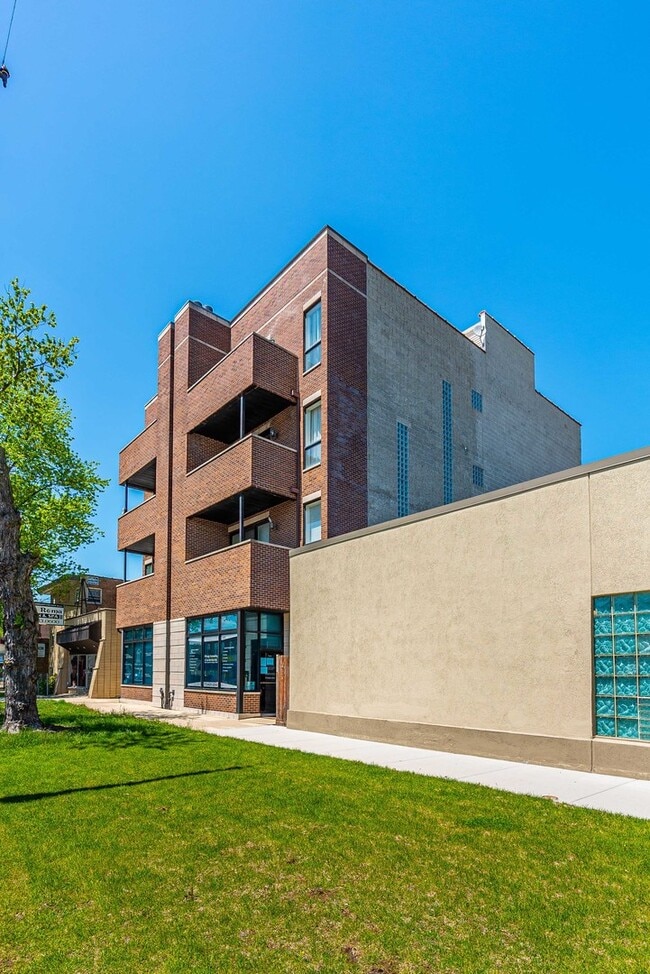 Building Photo - 7642 W Belmont Ave