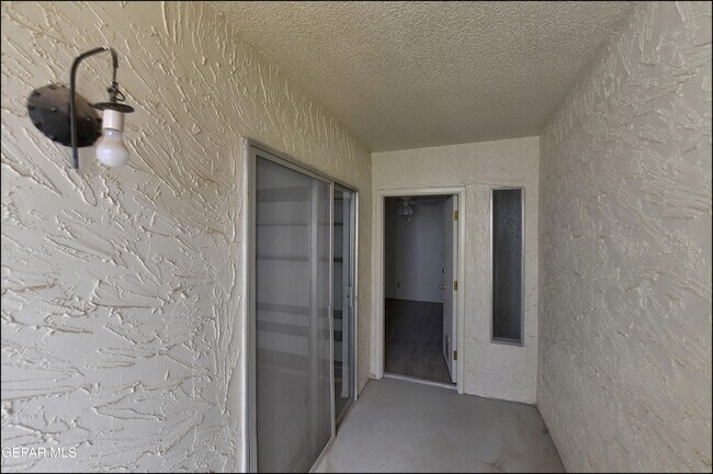 Building Photo - 6201 ESCONDIDO Dr