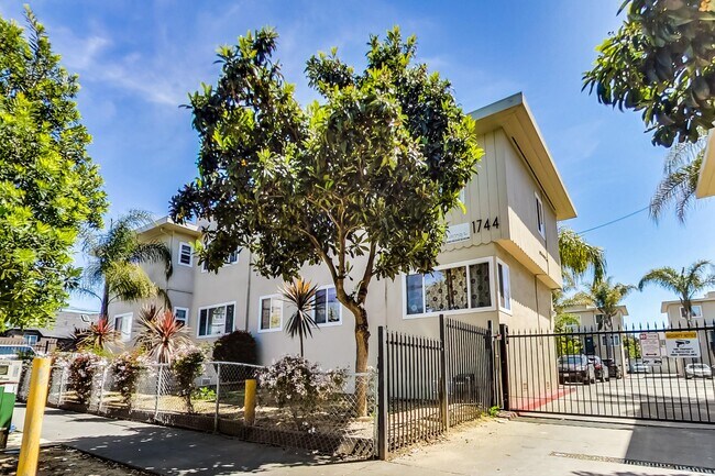 Building Photo - 1732 27th Avenue