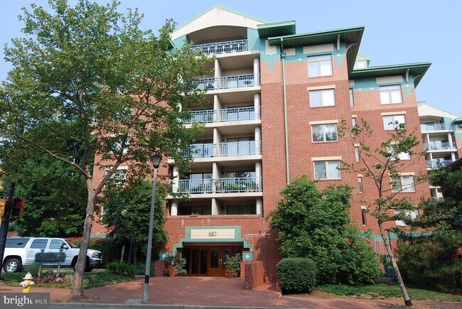 Building Photo - 610 N West St