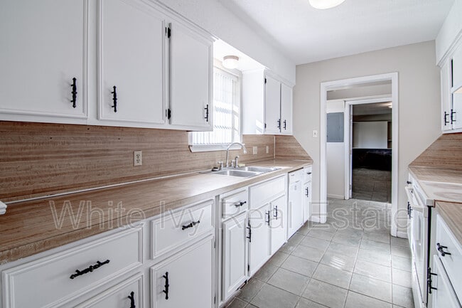 Building Photo - 295 Broadmoor Dr