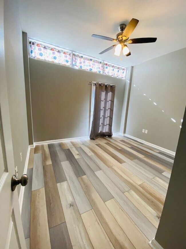 Building Photo - RARE Two Bedroom, Two Bath apartment w/ IN UNIT w/d only 2 blocks off Cumberland Avenue Strip at ...