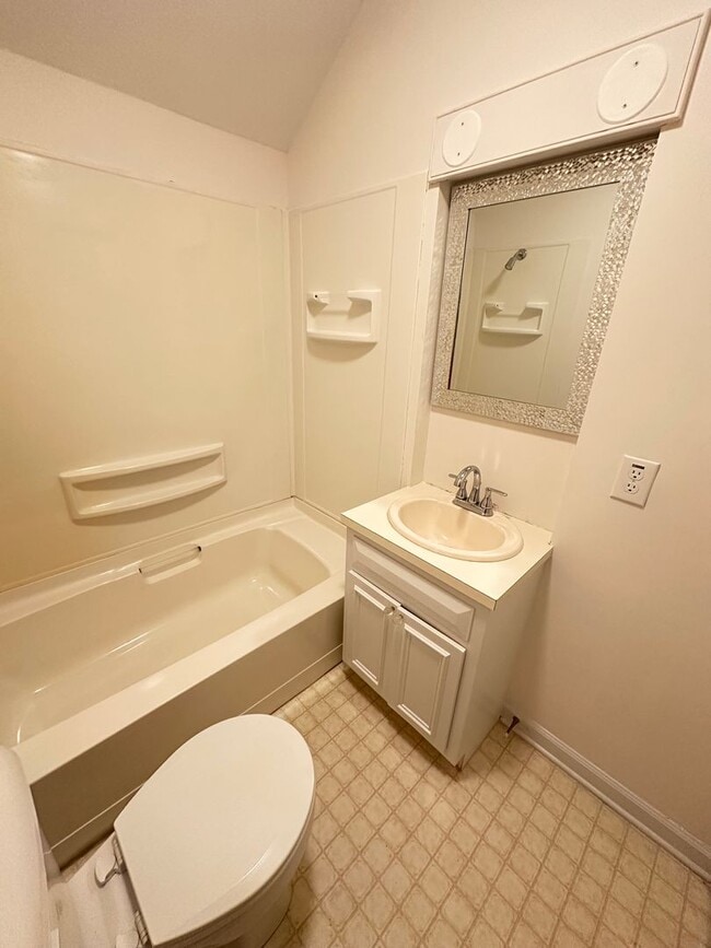 Building Photo - 503 Newport Ave