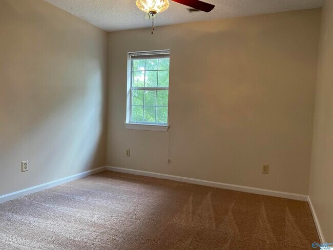 Building Photo - 524 SW Sussex Dr