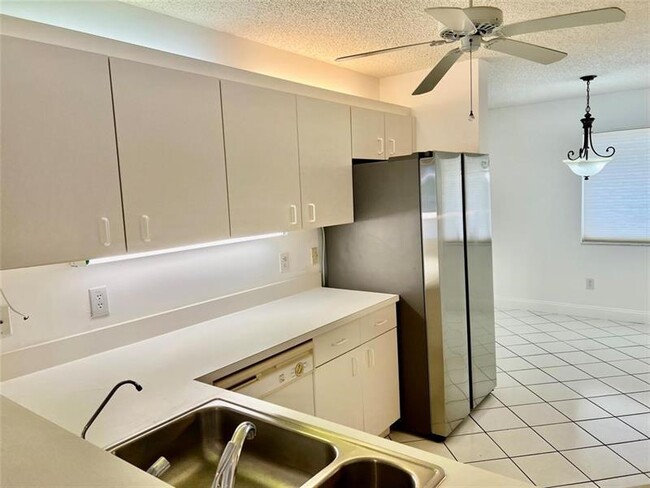 Building Photo - 9587 Weldon Cir