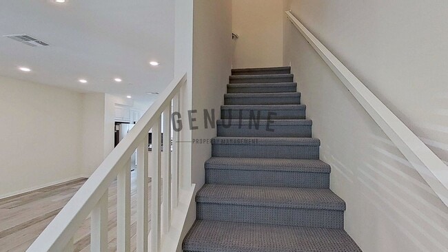 Building Photo - Beautiful Tri-Level 3Bd 2.5Ba Townhome in ...