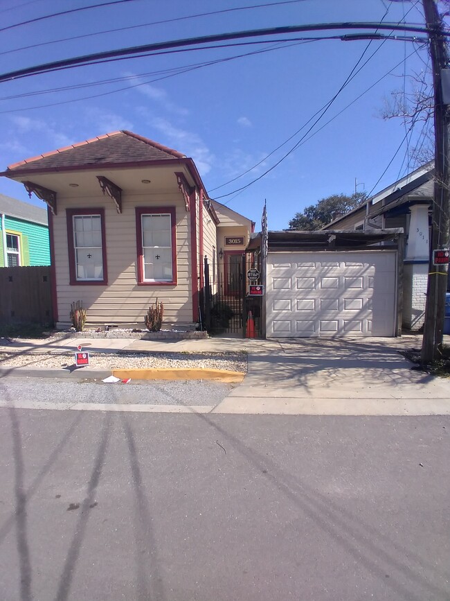 front - 3015 Saint Peter St