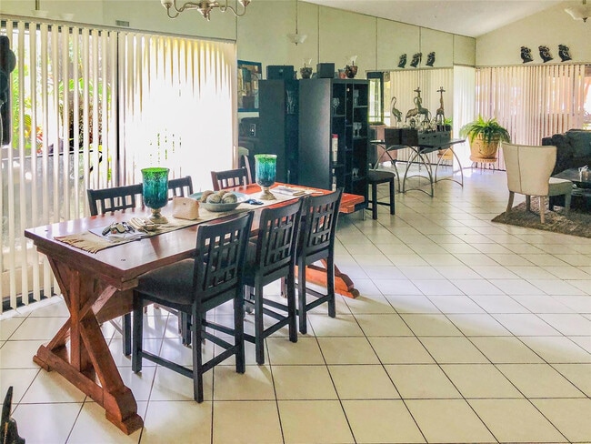 Building Photo - 5614 Hammock Ln