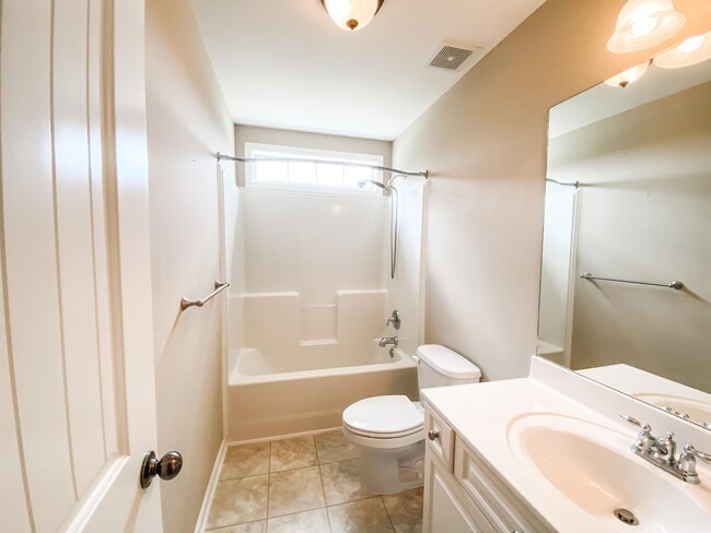 Building Photo - 2464 Ridgemont Dr