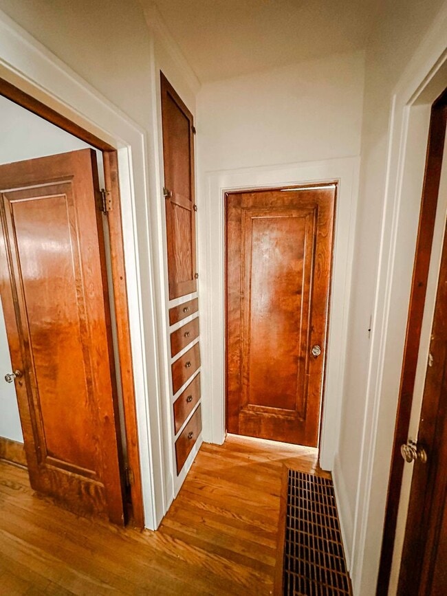 Building Photo - Move In Ready Gem on Lowe Rd. - West End