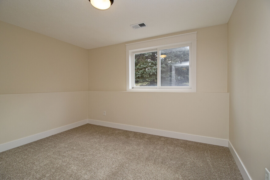 Building Photo - 6082 Kalland Cir NE