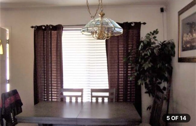 Dining area - 1173 S Buena Vista St