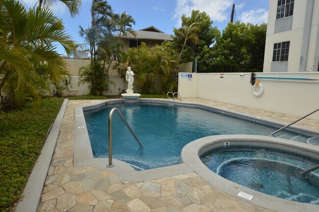 Building Photo - Fountain at Makiki - 3 bedroom, 2 bath con...