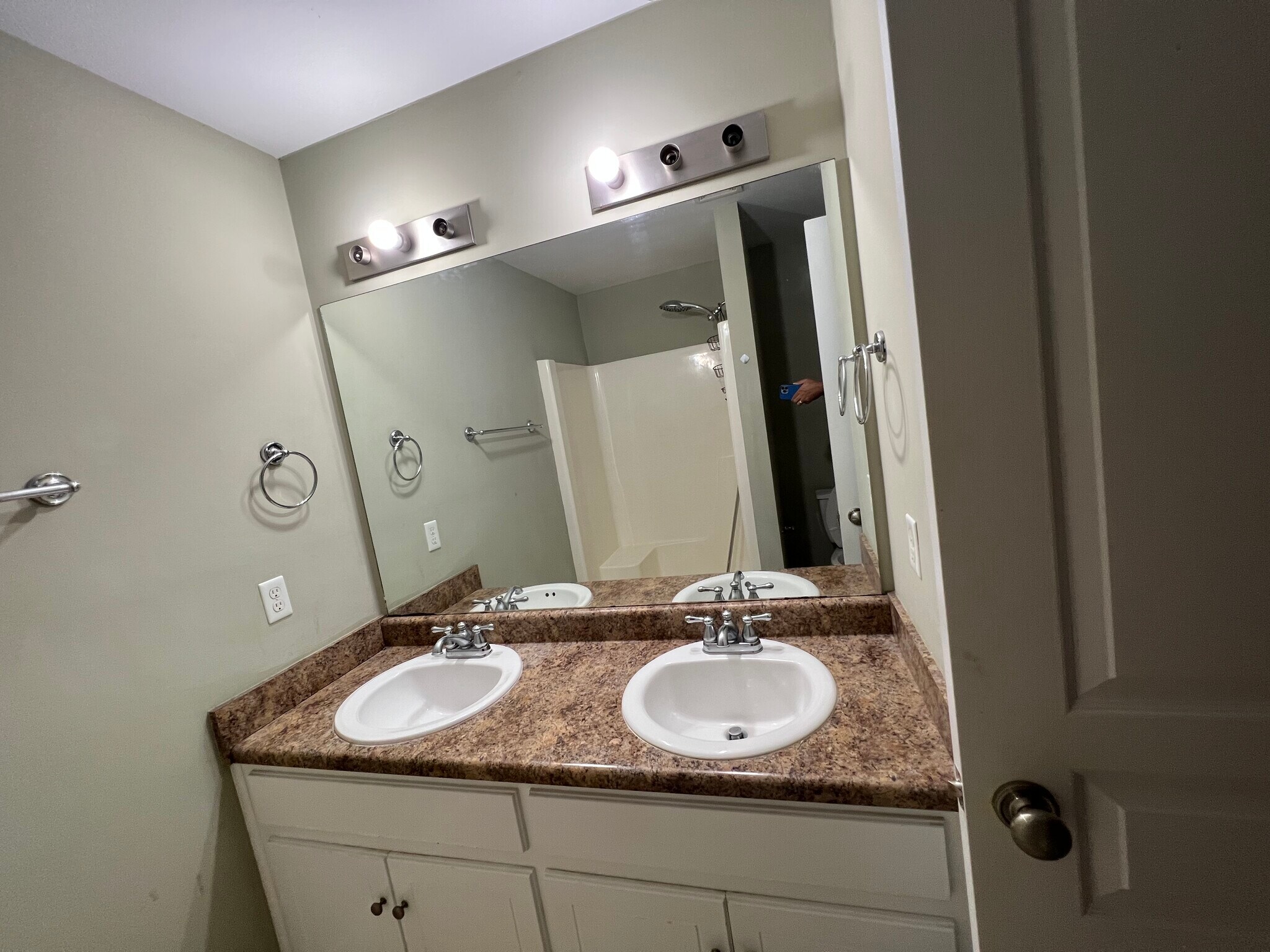 Dual Vanity Master Bathroom - 140 Coral Ln