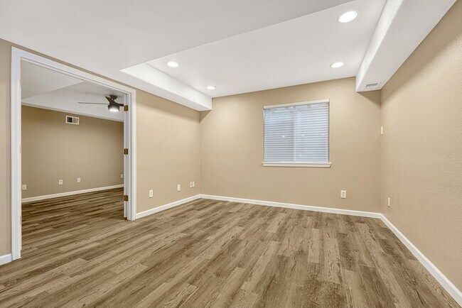 Building Photo - 1 bedroom, 1 bathroom Apartment