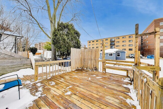 Building Photo - 1638 Oakwood Ave