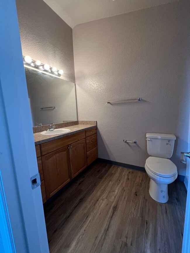 Building Photo - 3 Bedroom, 2.5 Bathroom Townhouse - Near O...