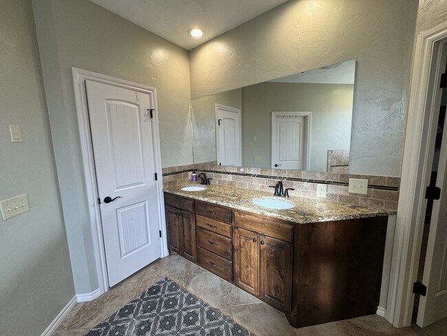 Building Photo - 2001 Mt Vernon Rd