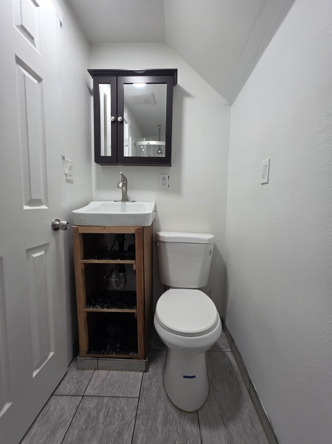 Building Photo - 1060-KE1060 15th St NE