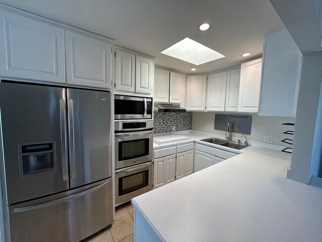 Building Photo - 3 Bed, 1 Bath in Clairemont with a Pool!