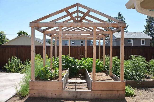 Building Photo - 6110 E 7th Ln