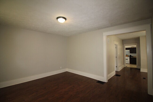 Building Photo - 3 bed -1.5 bath house near GVSU Pew Campus.