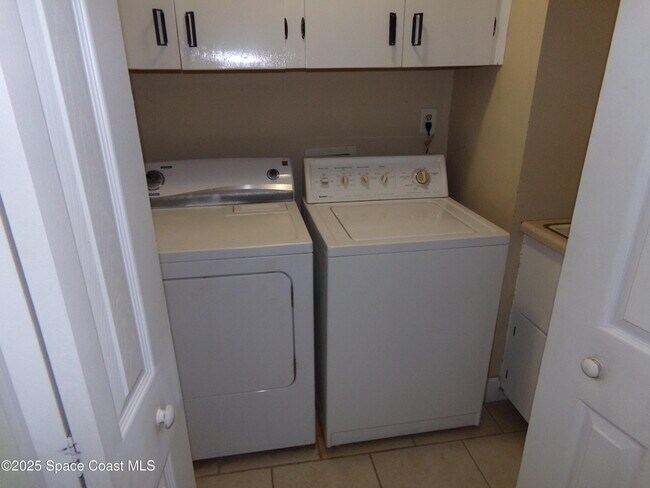 Building Photo - 1131 Glenham Dr NE