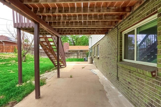 Building Photo - 4 BED 3 BATH HOUSE NEAR CREAK PARK!!!