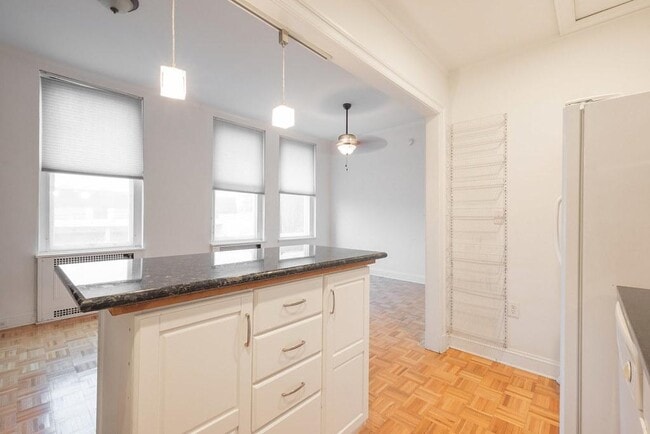 Building Photo - 212 E Clay St