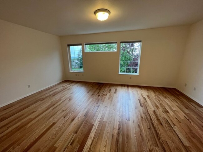 Building Photo - Beautiful 4 Bedroom Eagle River Home!
