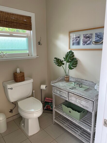 Cozy bathroom - 5619 Rutgers Rd