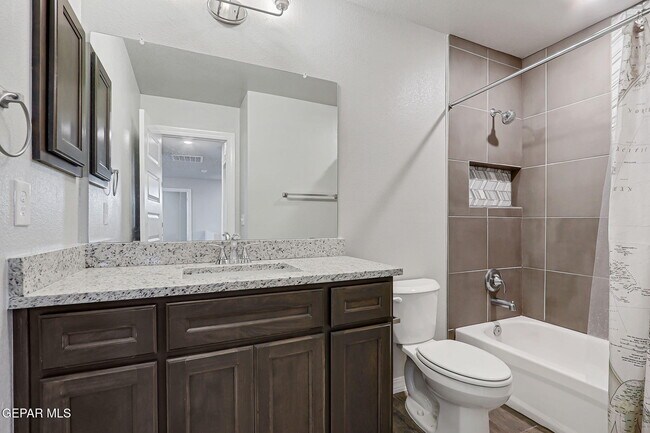 Building Photo - 13130 Oakhampton Ave