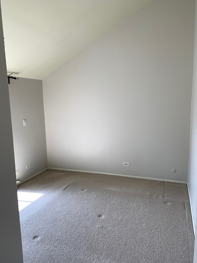 Building Photo - 749 Cove Ct