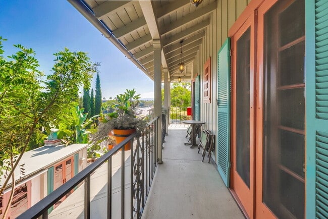 Building Photo - ROOM FOR RENT in beautiful Point Loma cust...