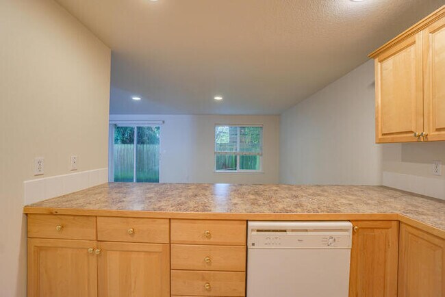 Building Photo - THREE BEDROOM TOWNHOME WITH GARAGE ACROSS FROM SHOPPING AND DINING