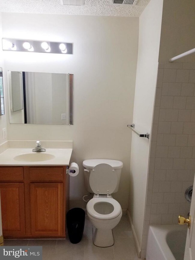 Building Photo - 9810 Feathertree Terrace