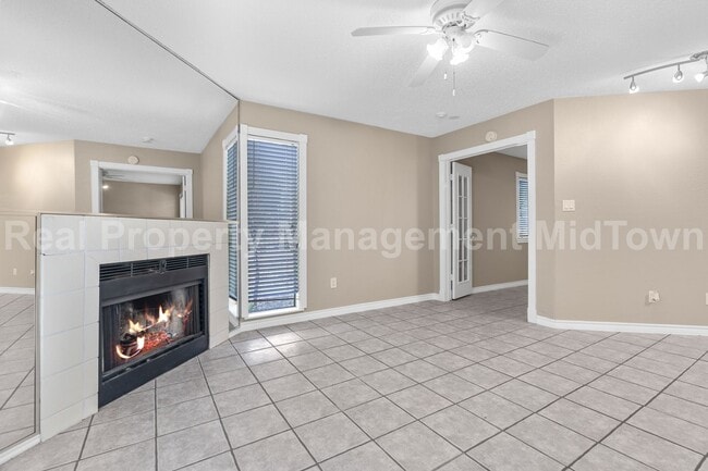 Building Photo - Cozy One-Bedroom Townhome in Prime Arlingt...