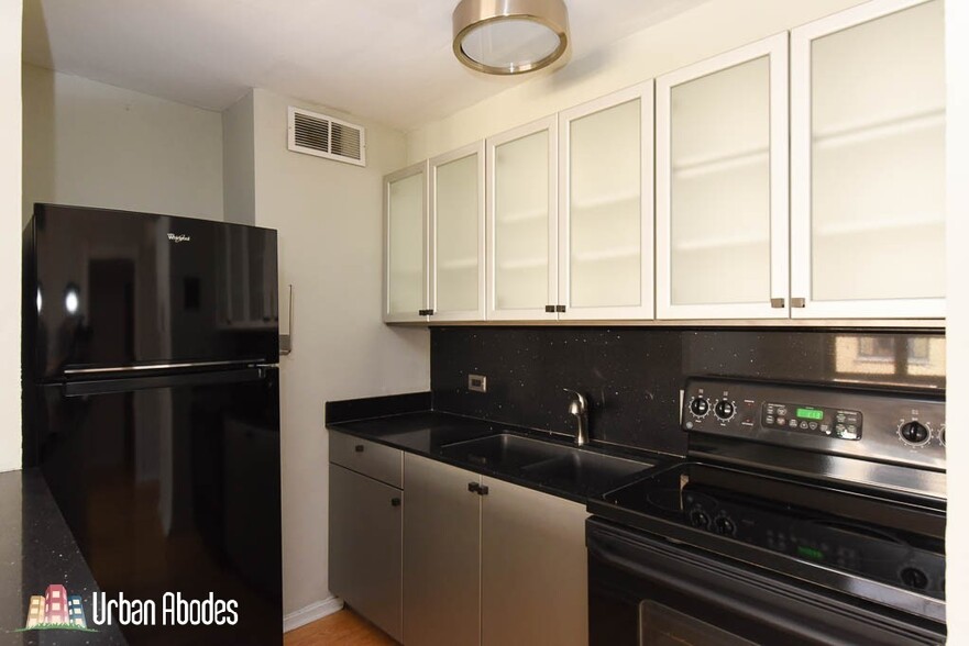 Building Photo - 429 W Wellington Ave