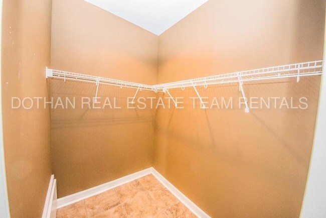 Building Photo - Country Living!