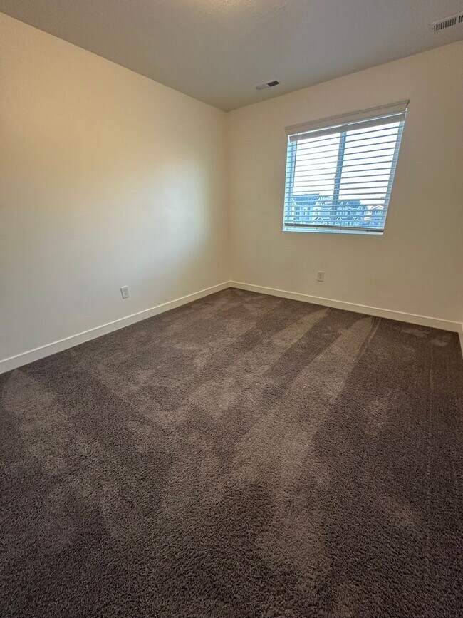 Building Photo - $800 Amazon Gift Card + 2 Weeks Rent Free! Beautiful 3 Bed 2.5 Bath Townhome in West Haven