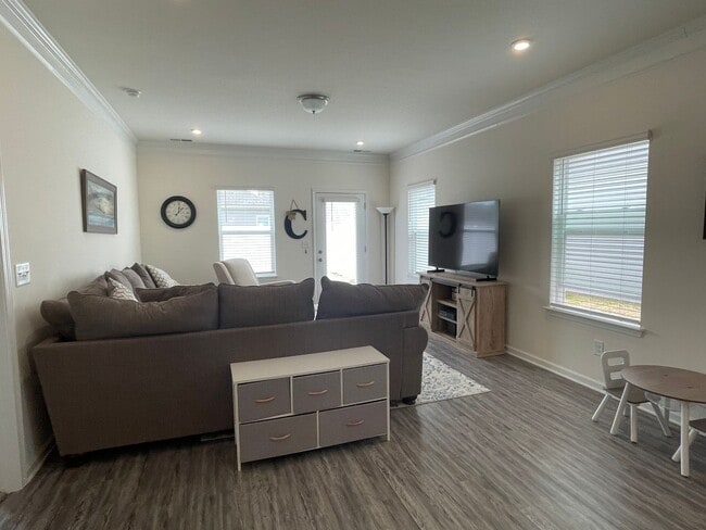 Building Photo - Gorgeous 3 Bedroom Home in Union Station Community!