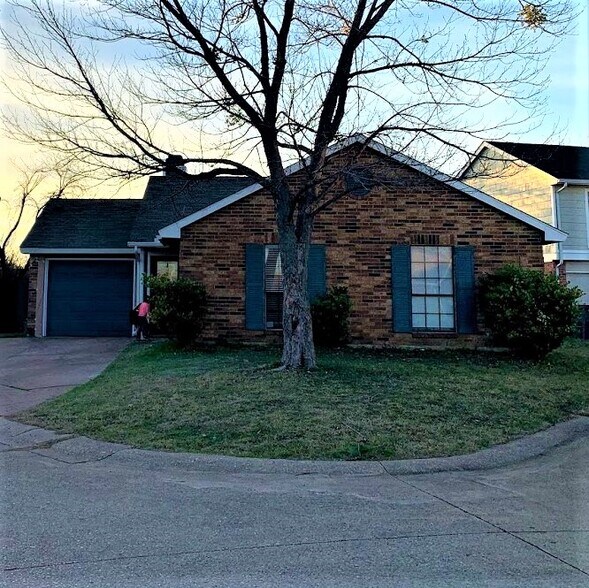 Building Photo - 1614 Collin Dr