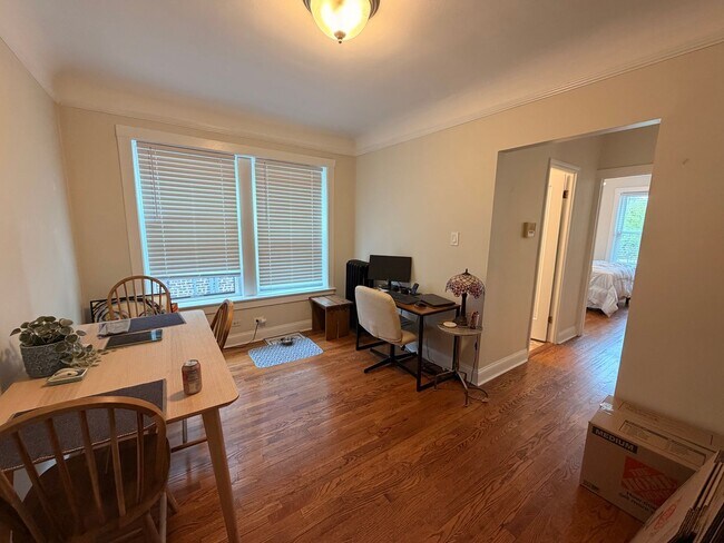 Building Photo - Nice 1 Bed w/Dining Room and Newer Kitchen and Bath at Roger's Glenwood District