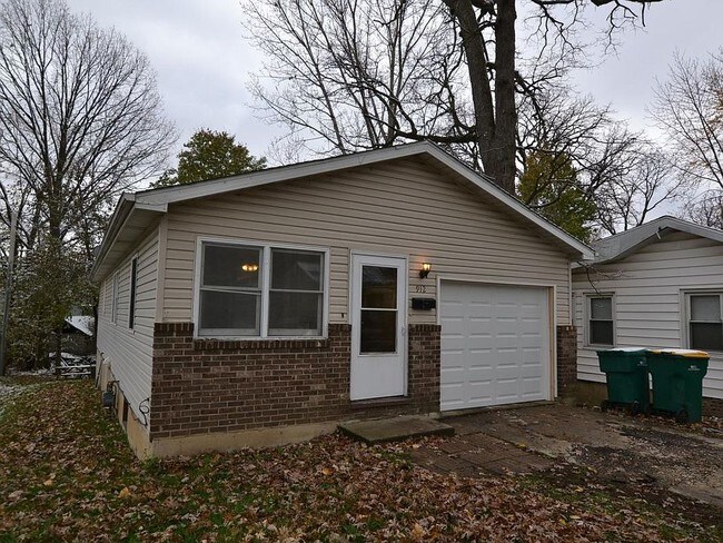 3 bedroom and 1 bathroom house - 912 Westwood Ave Joliet IL 60436