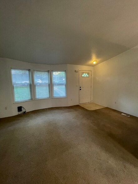 Building Photo - 301 NW Webb St