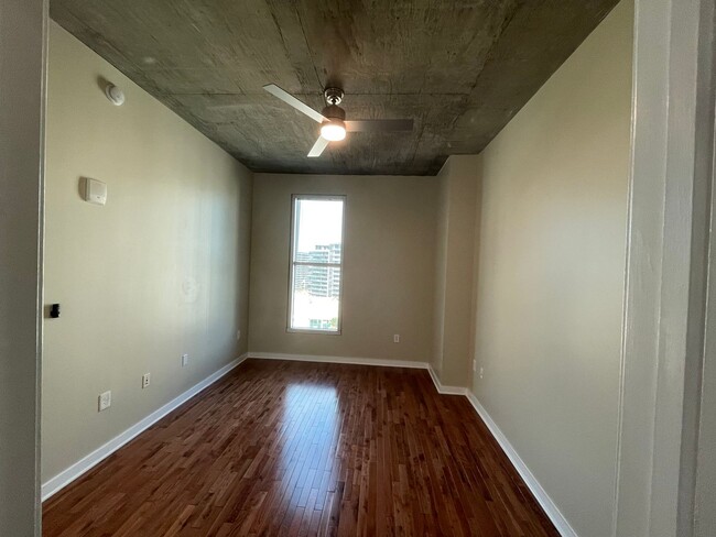 Building Photo - Eclipse 2 Bedroom + 2 Bath in Heart of Buc...