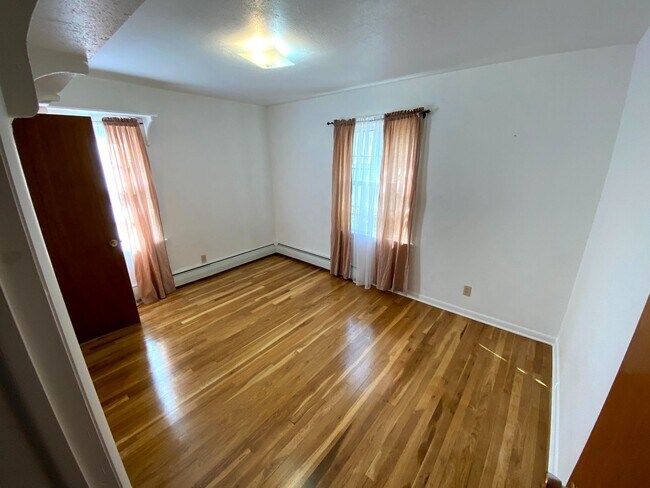 Building Photo - 4 Bedroom 1.5 Bath House with Washer and D...