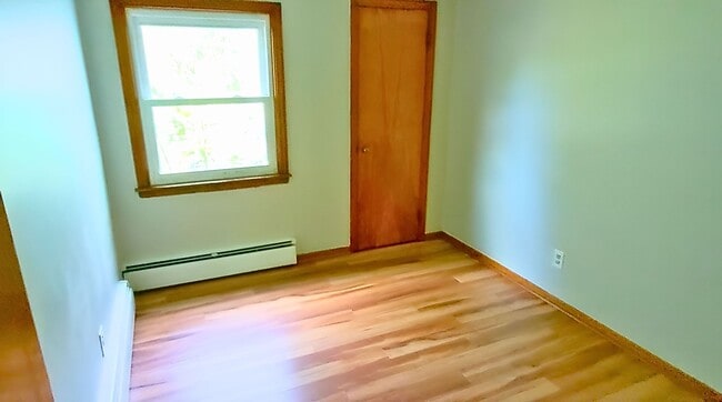 Building Photo - 4-Bedroom Ranch Next To Western New Englan...